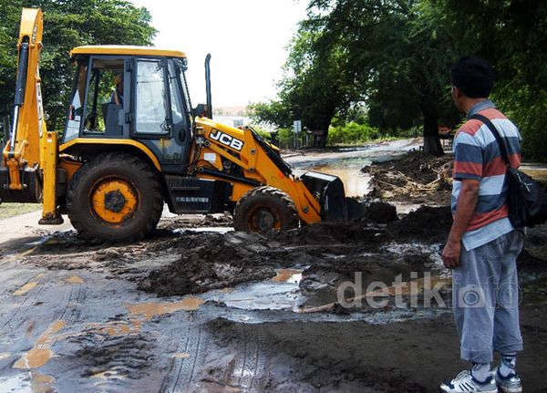 Material Banjir di Jalur Pantura Situbondo Dibersihkan Material Banjir di Jalur Pantura Situbondo Dibersihkan
