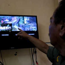 Mobil Satpol PP Melaju Sendiri di Pintu 10