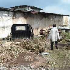 Tambak Udang dan Dua Mobil Terseret Banjir di Situbondo