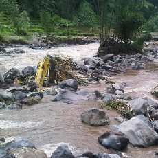 Penampakan Eskavator Terseret Banjir Bandang di Malang