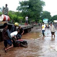 Jalur Pantura Situbondo Masih Lumpuh, Pembersihan Jalan Belum Rampung