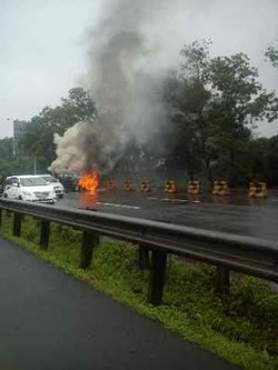 Masih Ditangani, Ini Nissan Serena yang Terbakar Hebat di Tol Jagorawi