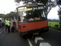 Bus Kota Nangkring ke Median Jalan Setelah Disenggol Bus Besar