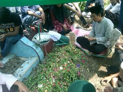 Isak Tangis Iringi Pemakaman Rizal Korban Awan Panas Sinabung