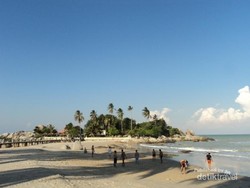 Long Weekend di Bangka, Kunjungi Pantai Parai Tenggiri