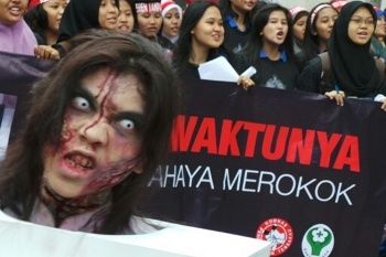 Seram! Zombie-zombie Anti Rokok Berkeliaran di Car Free Day