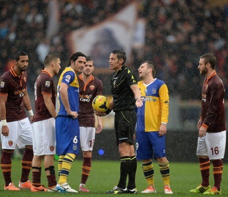 Lapangan Tergenang Air, Laga Roma-Parma Dihentikan