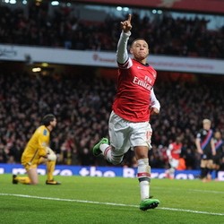 Dua Gol Oxlade-Chamberlain Antarkan Arsenal ke Puncak Klasemen