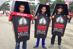 Pamerkan Bahaya Rokok, Remaja Bawa Peti Mati Keliling CFD