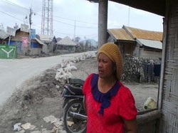 Tak Tahu Awan Panas, Ibu Nuraeni Asyik Perbaiki Rumahnya di Tengah Erupsi
