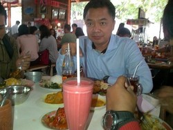 Usai Dengar Arahan Nurhayati, Dino Makan Nasi Padang di Kantin DPR