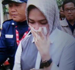 Usai Jenguk Wawan di Rutan KPK, Airin Menangis