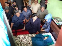 Penuh Haru! Presiden SBY Datang ke Rumah Pejuang Pendidikan Een Sukaesih