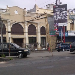 Tangga Patah Dipakai Menyangga Kabel yang Menjuntai di Jl Otista