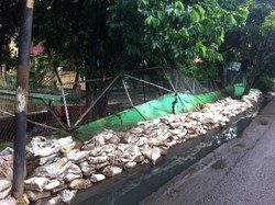 Sudah Dipasangi Tanggul Pasir, Tembok SD 08 Duren Sawit Tetap Jebol