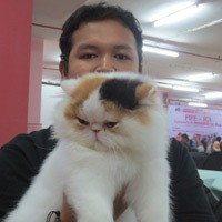 Pria Pecinta Kucing, Menangis Ketika Si Meong Dirawat di Dokter Hewan