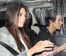 Makin Mesra, Harry Styles Rayakan Ultah Ditemani Kendall Jenner