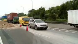 Sopir Ngantuk, Truk Terguling di Tol