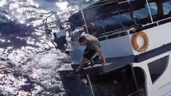 Ya Ampun, Para Turis Lompat Dari Kapal Terekam Video Amatir