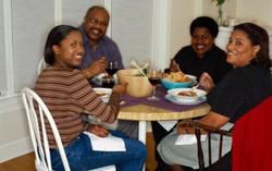 Acara Makan Bersama Keluarga Jadi Makin Asyik dengan Siasat Ini