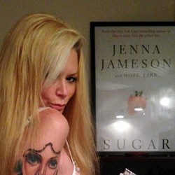 Pamer Payudara Demi Dapat Bantuan Pasukan Hacker