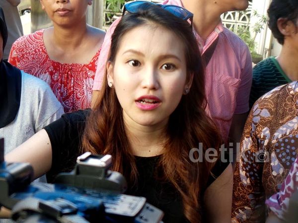 Ayu Ting Ting Bantu Korban Banjir Pasca Melahirkan