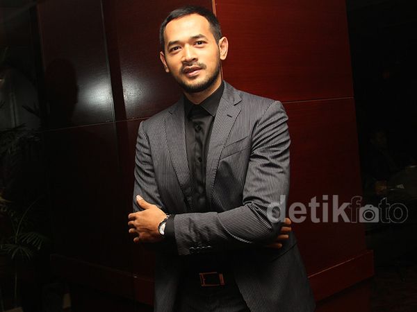 Oka Antara Jadi Jurnalis Ambisius di Killers