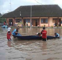 Sekolah Masih Terendam Banjir, Siswa di Situbondo Terpaksa Diliburkan