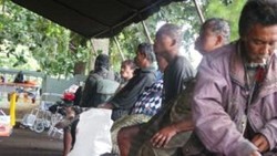 Orang Gila di Bandung Acungkan Sangkur Saat Dirazia TNI