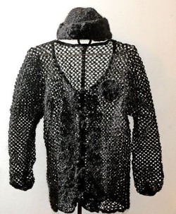 Wanita Ini Rajut Mantel Buat Suami dari Rambutnya Selama 11 Tahun