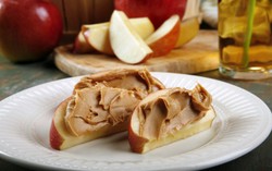 Ngemil Kacang dan Apel Agar Berat Badan Lebih Cepat Turun