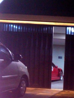 Penyidik KPK Cek Mobil Ferrari Merah di Rumah Atut