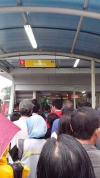 Warga Menyemut Antre Tiket Transj di Halte Kalideres