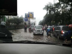 Jl Boulevard Barat Kelapa Gading Banjir, Lalu Lintas Tersendat