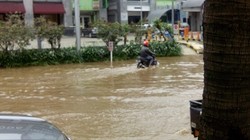 Siang Ini, Jl Boulevard Barat Kelapa Gading Masih Tergenang Air 15 Cm