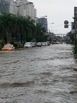 Banjir Membuat Jl Gunung Sahari Menjadi Sungai
