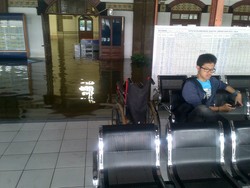Cerita Arfian yang Mati-matian ke Stasiun Tawang saat Banjir Menerjang