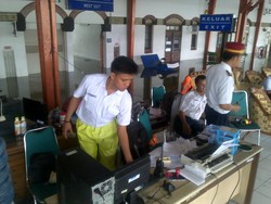 Seperti Ini Repotnya Petugas Stasiun Tawang saat Banjir Datang