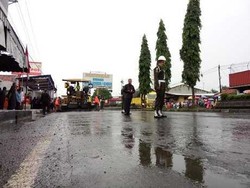 Di Pekalongan, SBY dan Ibu Ani Tinjau Proses Perbaikan Jalan Rusak