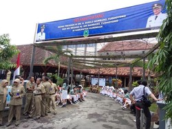 Ratusan Siswa Bersiap Sambut Kedatangan SBY di SMPN 1 Kuningan