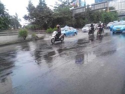 6 Pompa Disiagakan, Jalan Depan Universitas Trisakti Kini Bisa Dilintasi