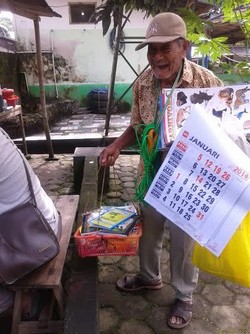 Perjuangan Zaitun, Kakek 74 Tahun yang Tetap Semangat Mencari Sesuap Nasi