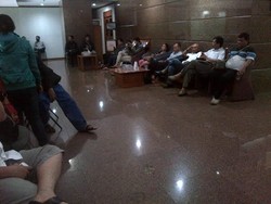 Calon Penumpang Antre Cairkan Tiket di Kantor Pusat Merpati