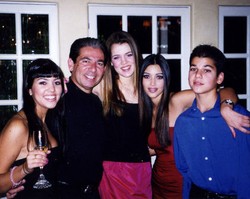 Mantan Ibu Tiri: Kim Kardashian Pilih Pergi Pesta Saat Ayahnya Sekarat