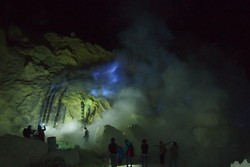 Kawah Ijen dan Api Biru yang Ajaib