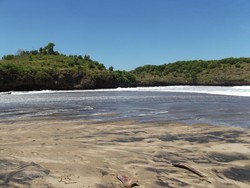 Cantiknya Pantai Pasir Hitam Ngiriboyo di Pacitan