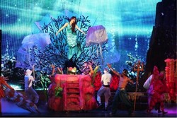 Penonton Suka Arilia The Mermaid di Trans Studio Bandung