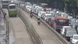 Tak Takut Didenda, Sepeda Motor Kembali Serobot Jalur Transjakarta