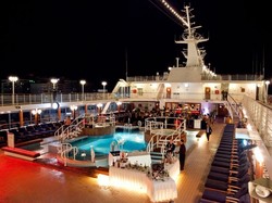 9 Kolam Renang Paling Keren di Atas Kapal Pesiar (2)