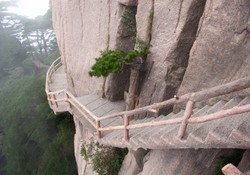 Jalan Setapak di China Ini Bisa Bikin Jantungan!